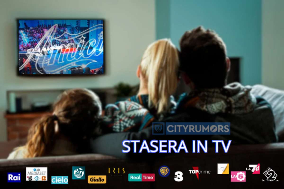 famiglia che guarda la televisione in salotto