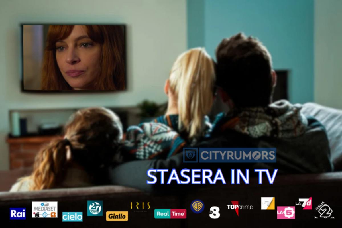 famiglia che guarda la tv sul divano