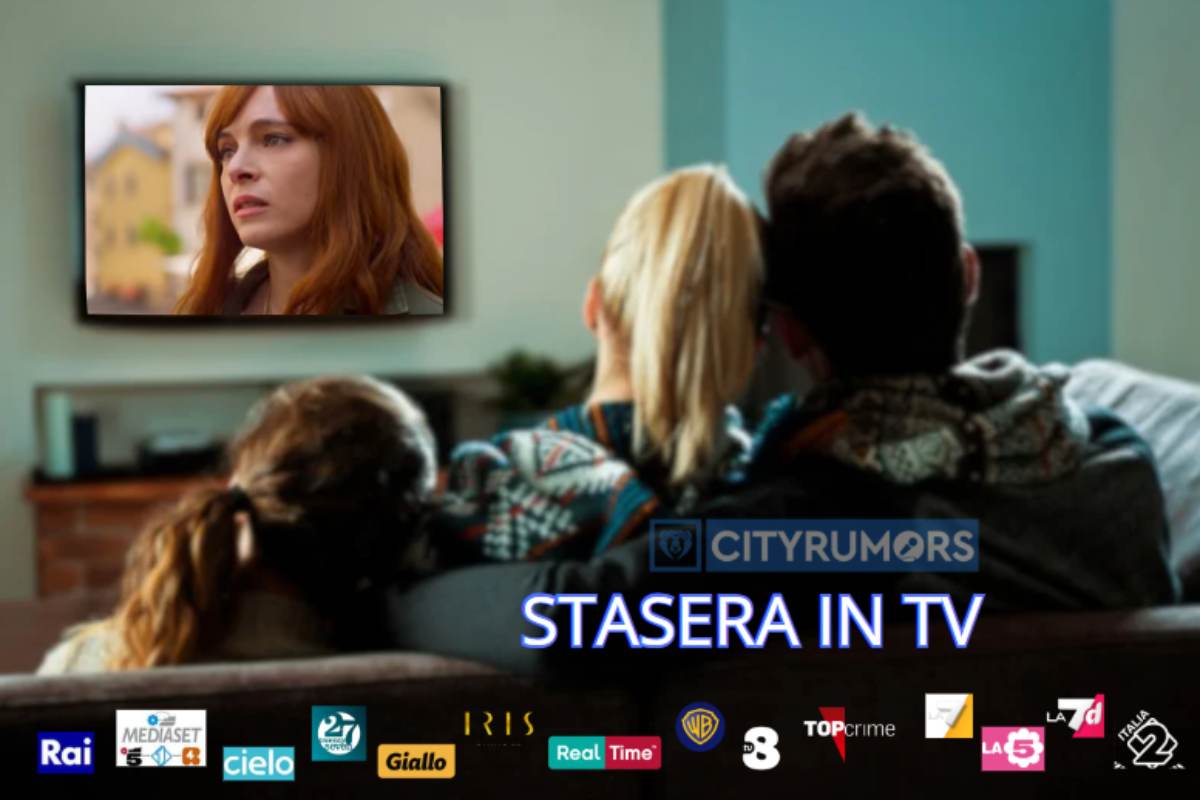 famiglia su divano guarda la tv 