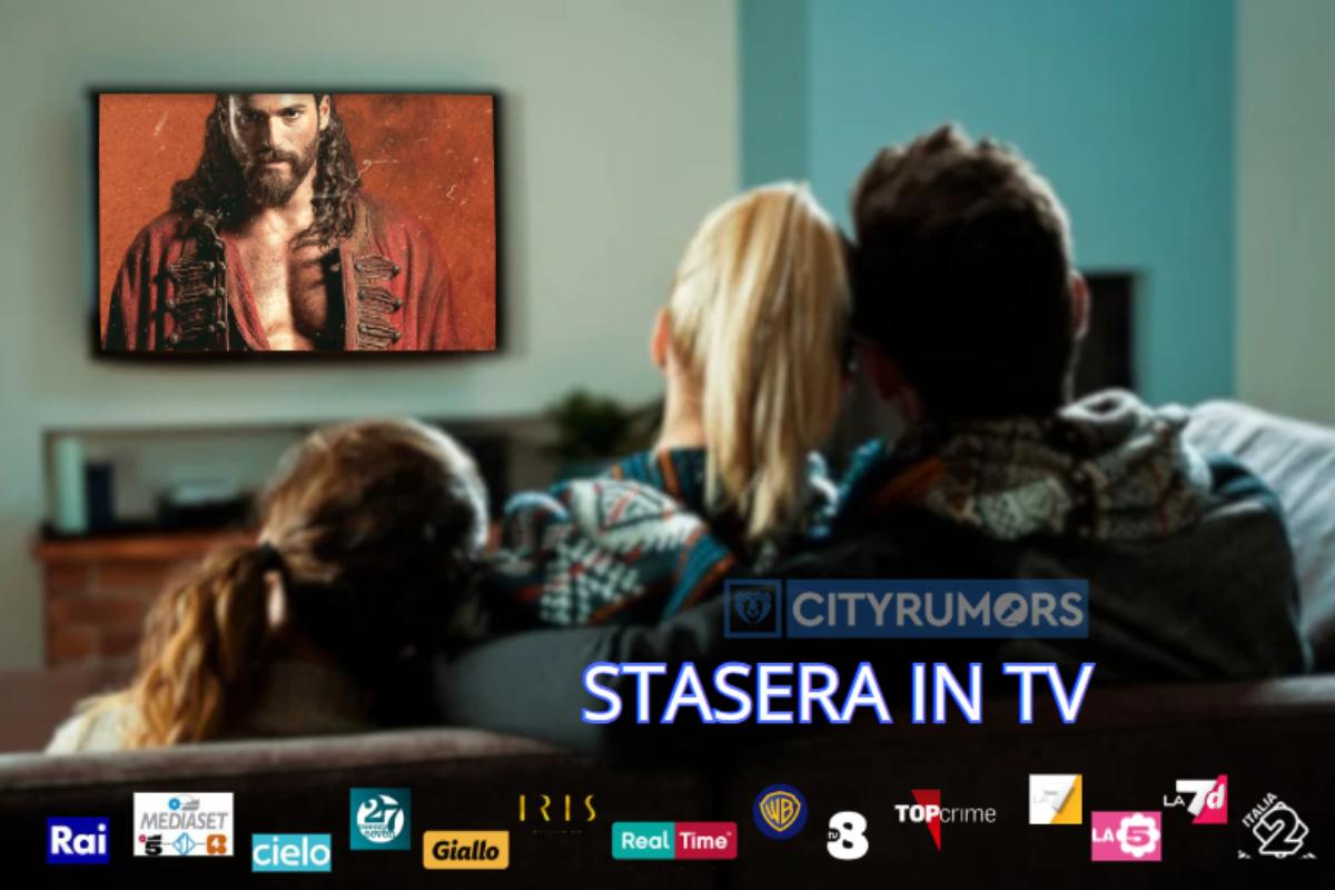 famiglia sul divano guarda la televisione