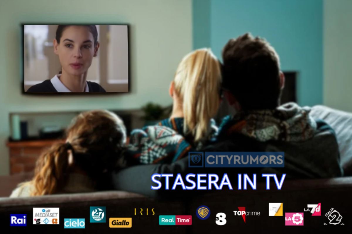 famiglia guarda la televisione