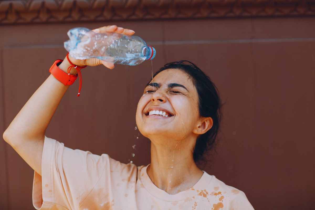 Ragazza si versa acqua in faccia