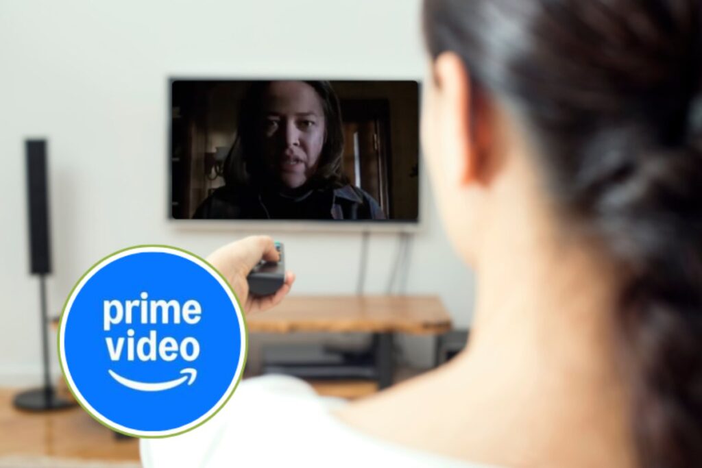 donna guarda un film e logo prime video