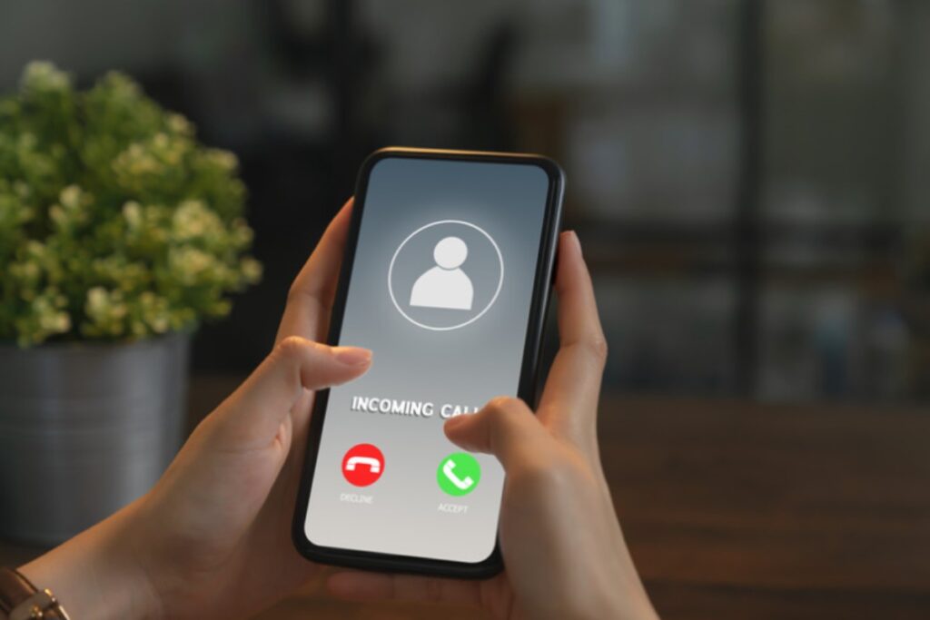 smartphone con chiamata in arrivo