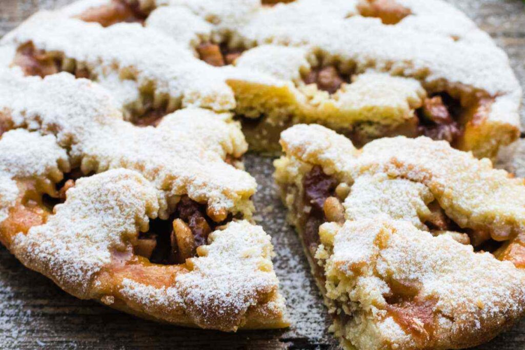 Dolce crostata tagliata a fette