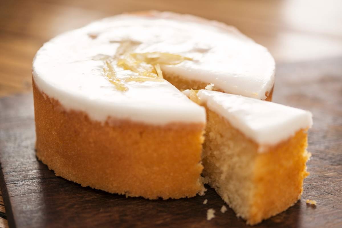 Torta con una fetta tagliata