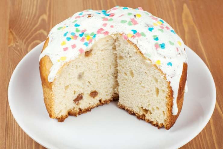 Torta con glassa e confettini