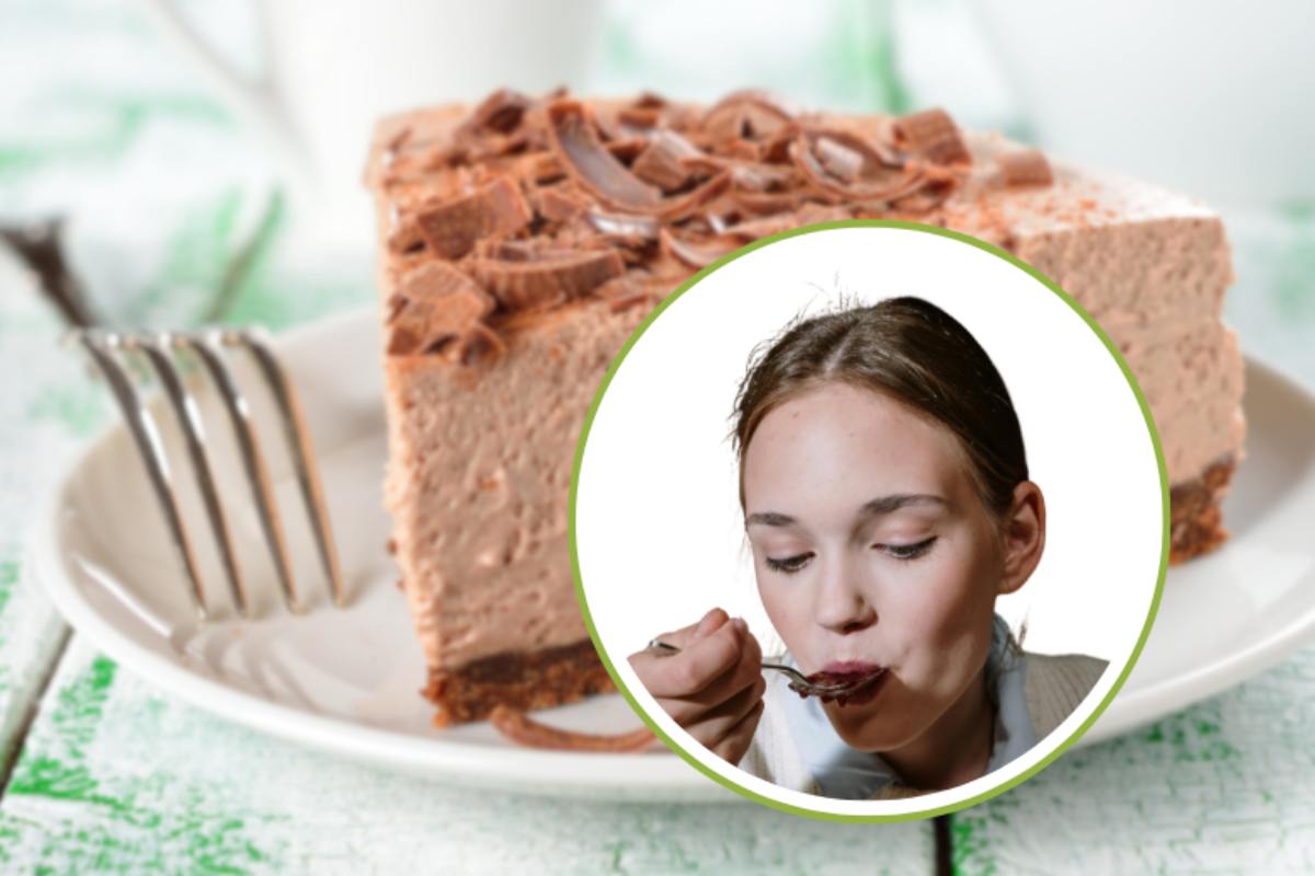 donna che mangia torta golosa senza cottura