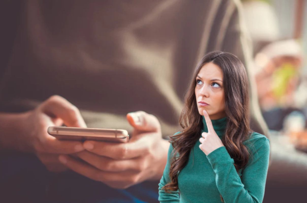 donna pensierosa e persona che usa smaprthone