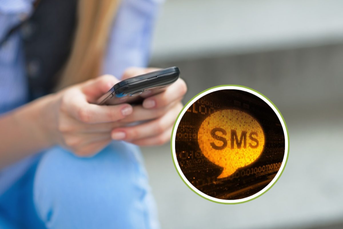 donna con smartphone e icona di un messaggio