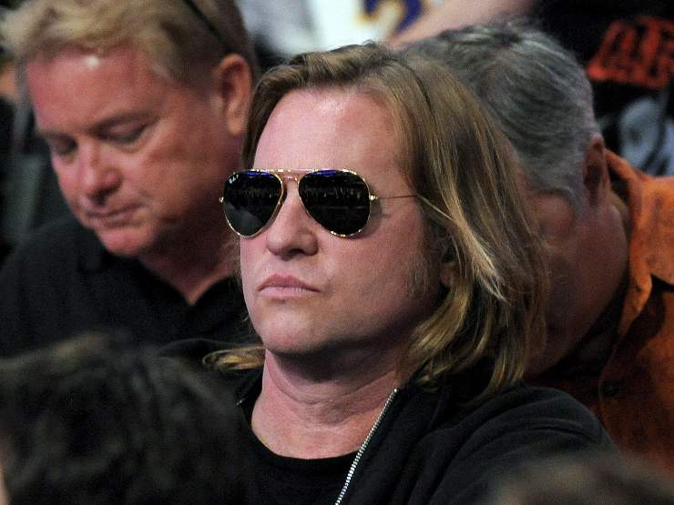 val kilmer serio con gli occhiali da sole