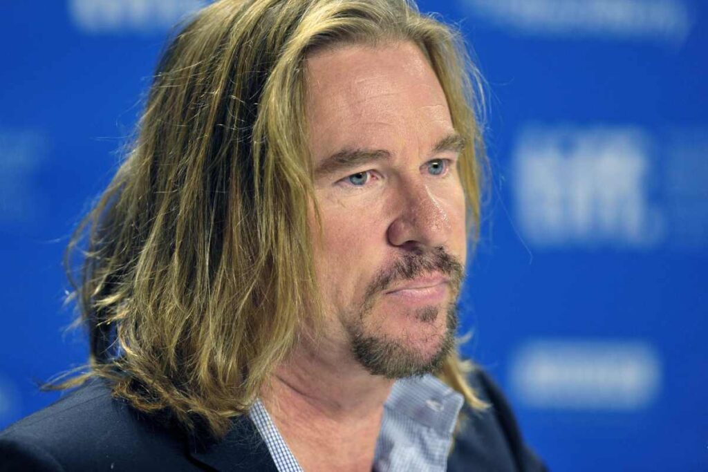 val kilmer coi capelli lunghi