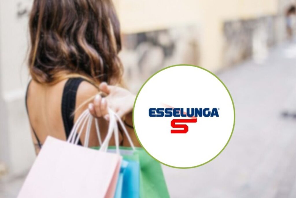 donna di spalle con le borse dello shopping e il logo di esselunga