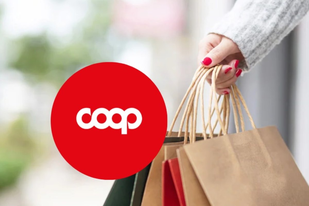 donna con in mano delle borse da shopping e logo Coop