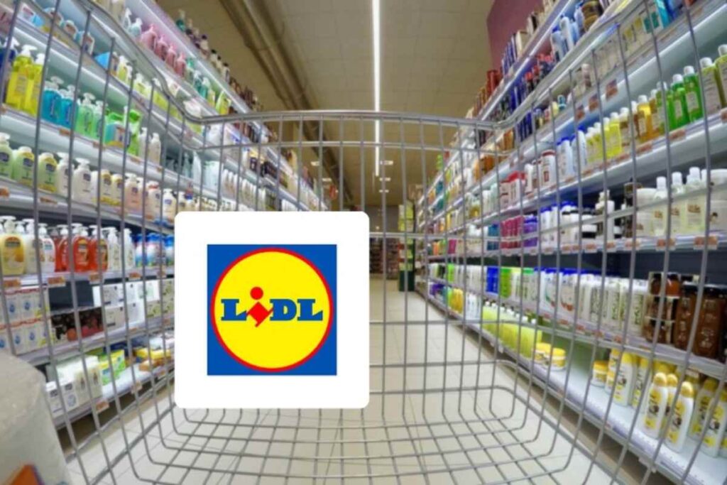 carrello in una corsia del supermercato e logo del lidl