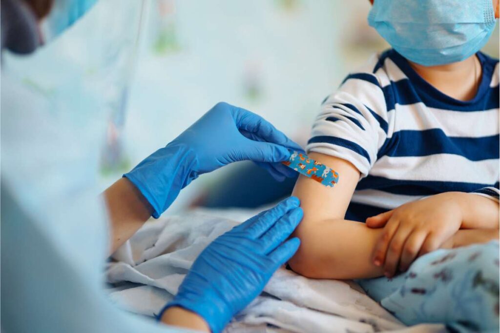 Bambino che si sottopone a vaccino