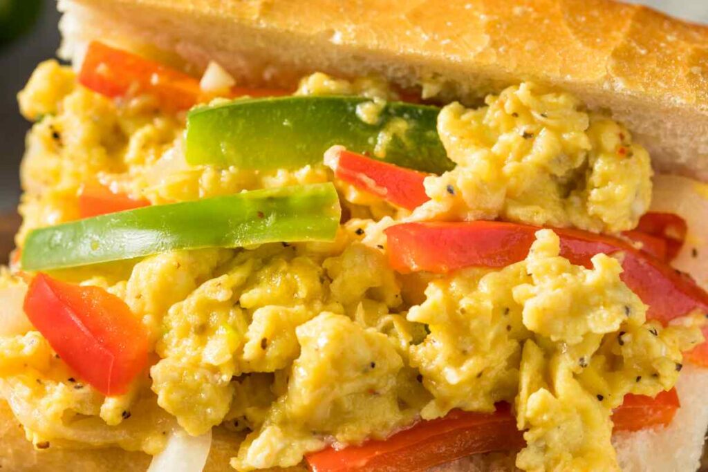 panino farcito con peperoni e uova, una delle antiche ricette contadine abruzzesi