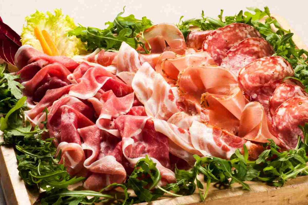 un tagliere con tanti salumi tipici degli antipasti abruzzesi