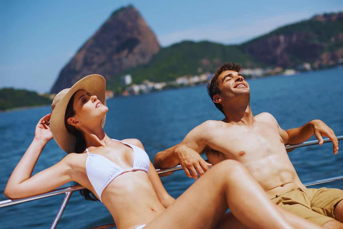 Giovane coppia che si gode il sole su una barca