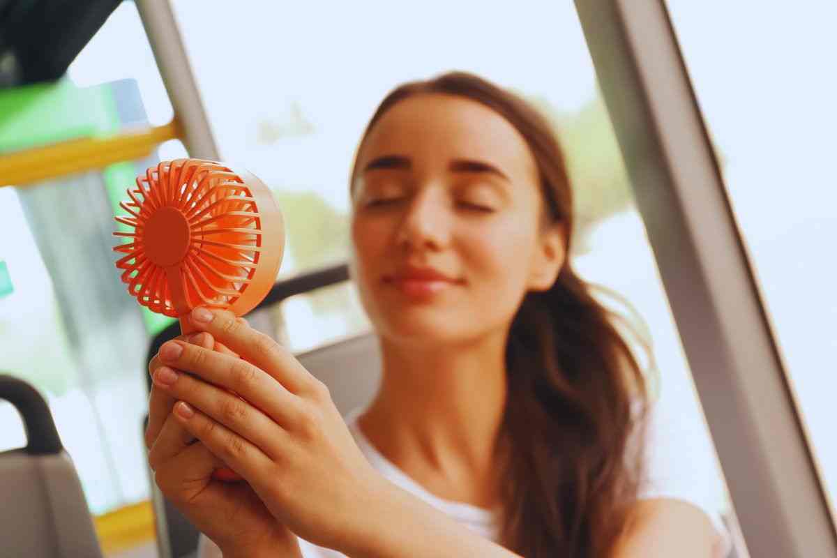 Ragazza trova refrigerio grazie a ventilatore portatile