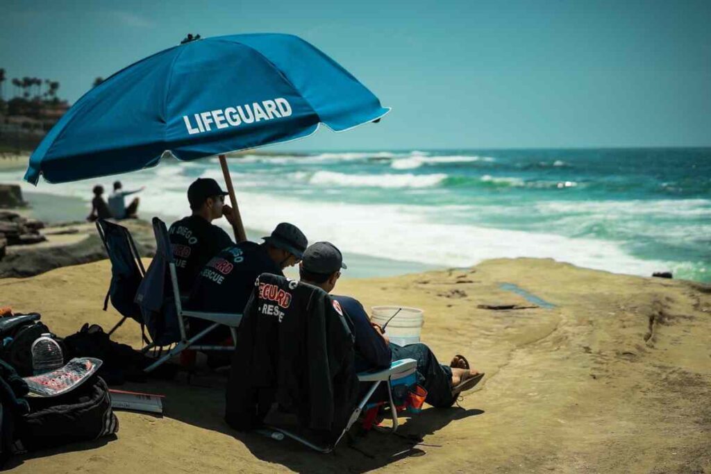 I bagnini in azione sulla spiaggia
