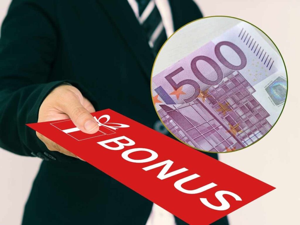 Uomo tiene busta in mano scritta bonus banconota 500 euro