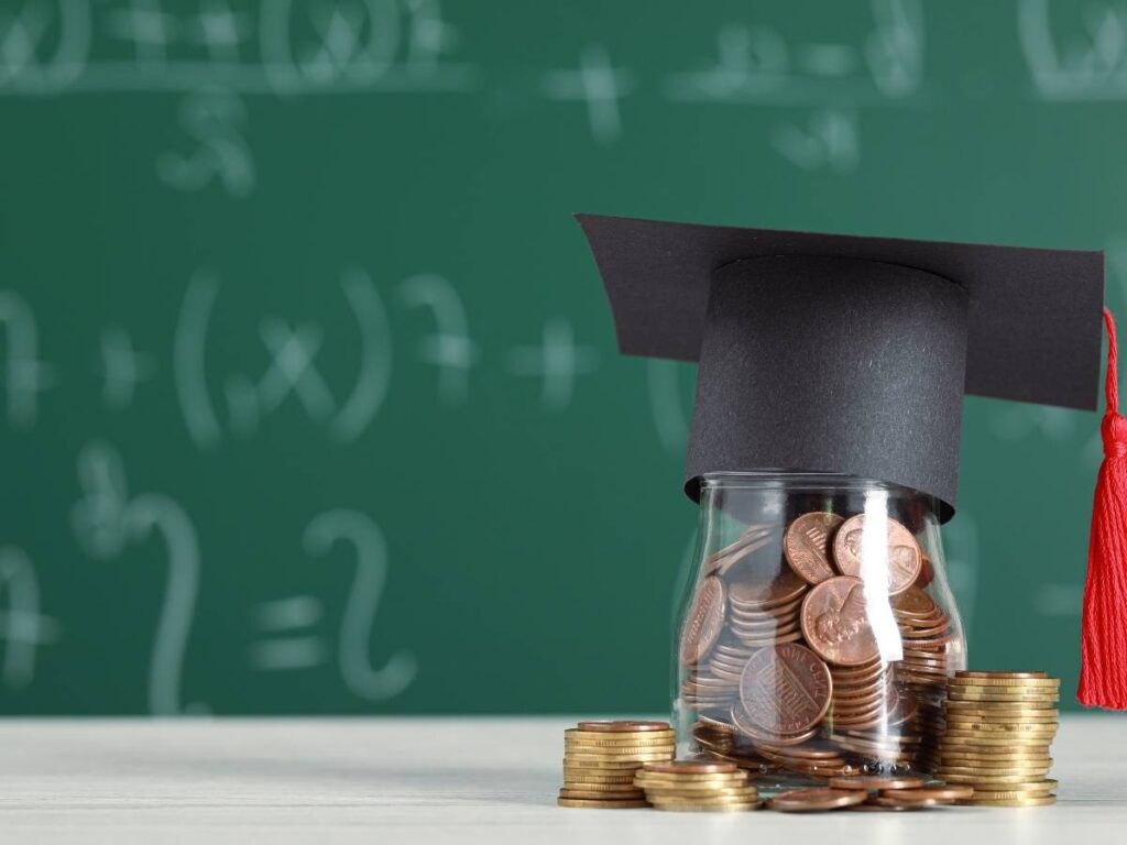 Cappello laurea monete sfondo lavagna