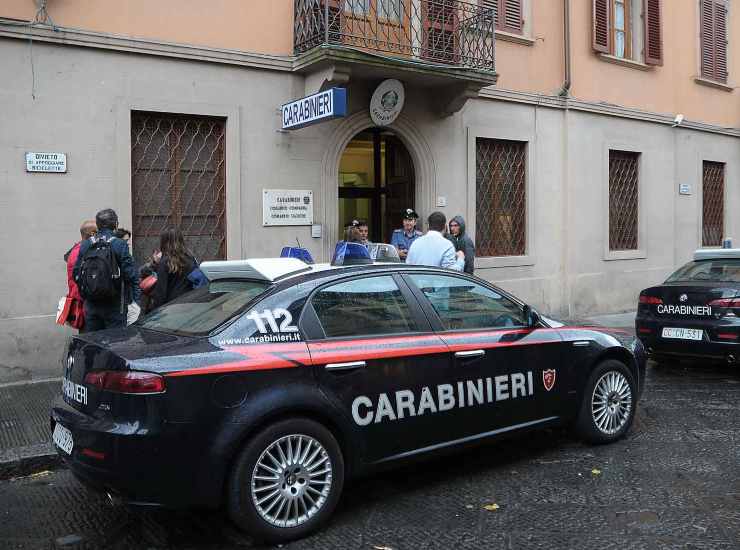I carabinieri davanti alla caserma
