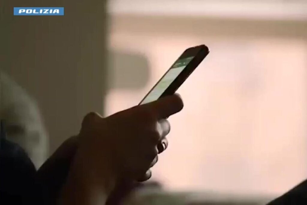 Il cellulare in mano ad un ragazzo