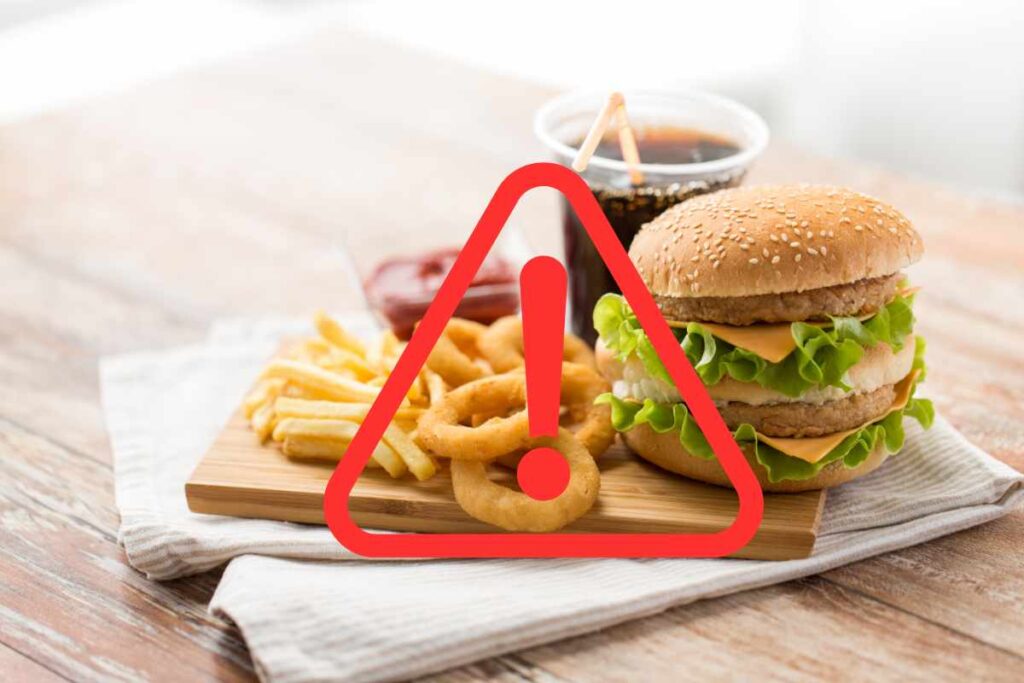 Cibi processati con triangolo di pericolo