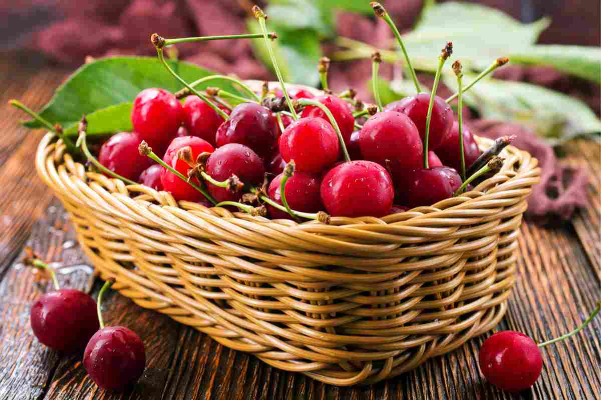 Ciliegie in un cestino