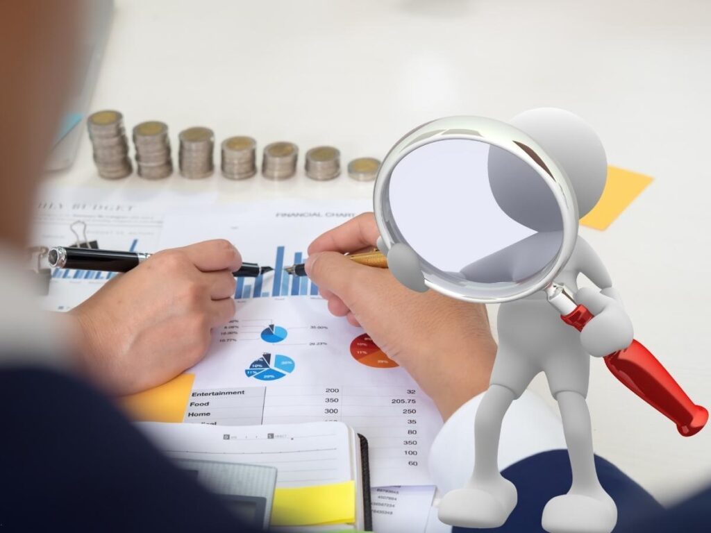 Calcoli denaro omino con lente di ingrandimento