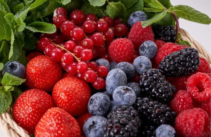 lamponi, more, mirtilli e frutti di bosco