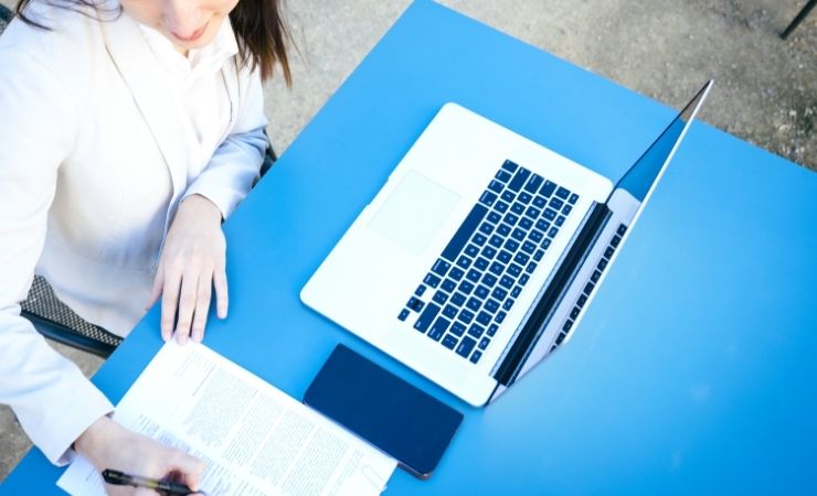 Donna compila documenti computer