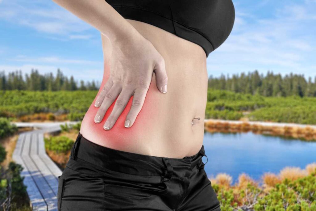 Donna che si tocca il fianco destro