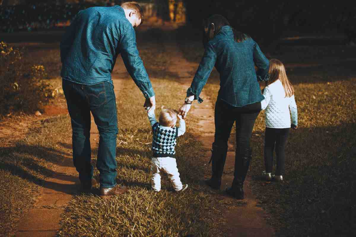 Famiglia che approfitta del bel tempo per una passeggiata nel parco