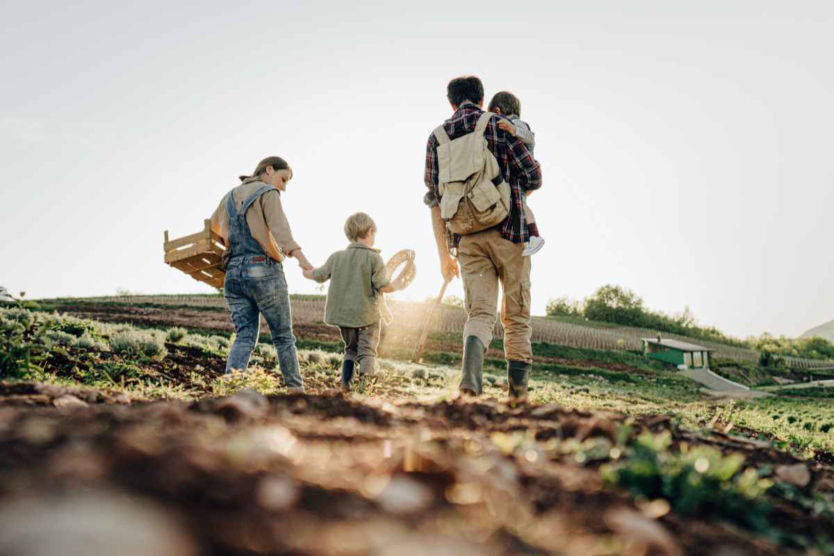 famiglia su un campo di una fattoria didattica in abruzzo