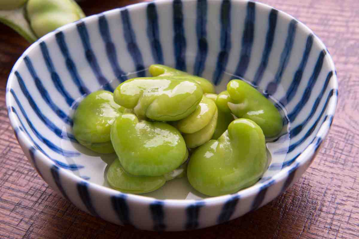 Fave sbucciate in una ciotolina