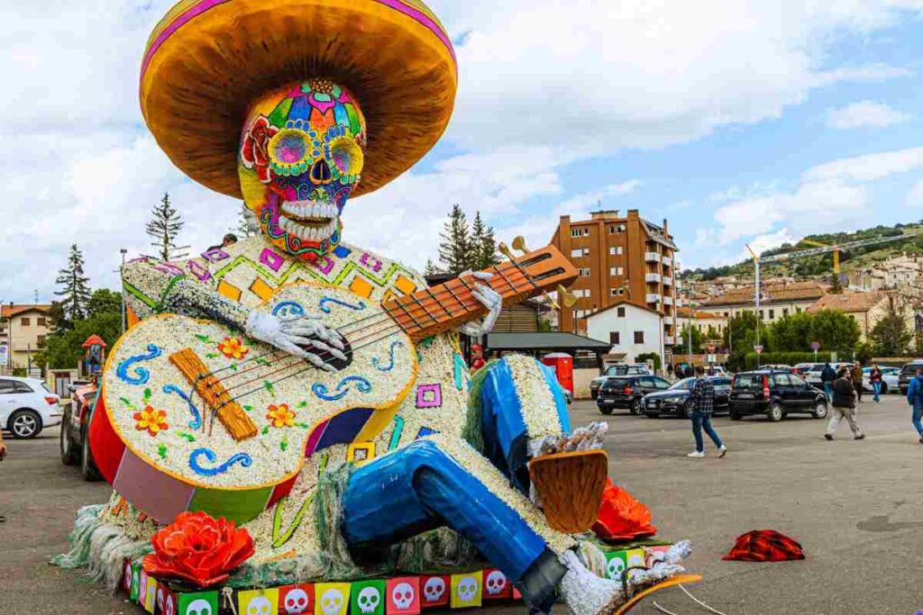 uno dei carri sfila alla Festa del Narciso di Rocca di Mezzo