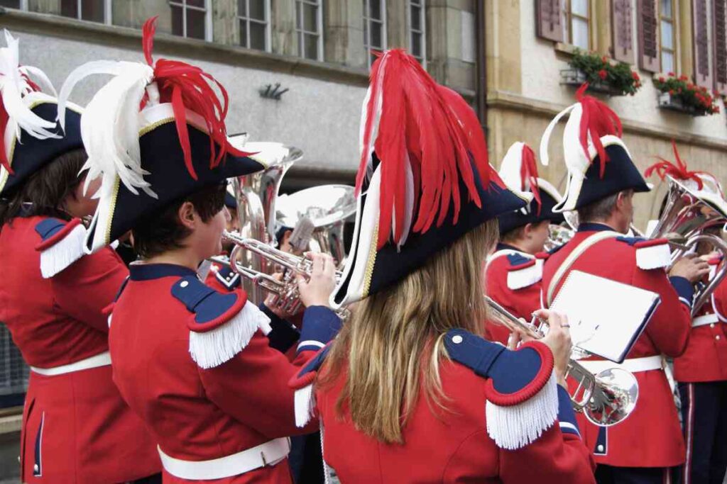 banda musicale sfila per la strada