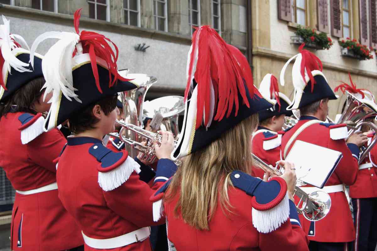 banda musicale sfila per la strada