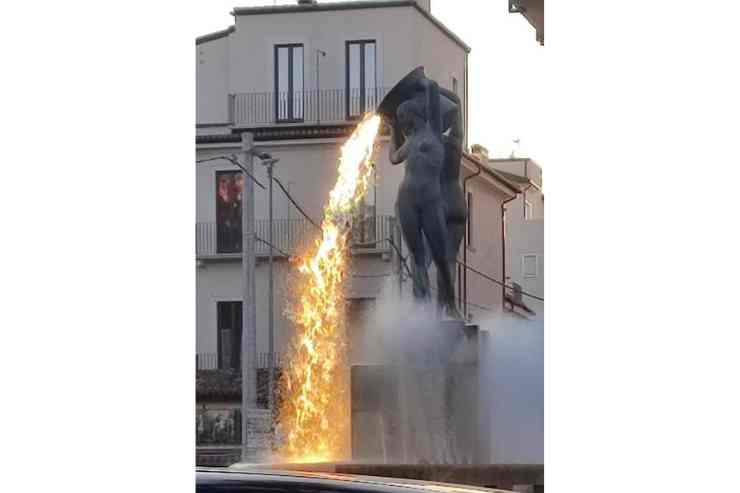 Fontana Luminosa a L'Aquila al tramonto