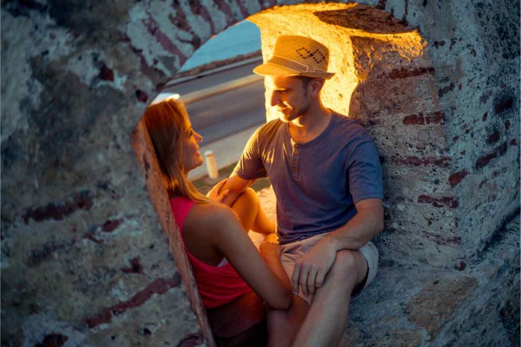 una coppia innamorata in un borgo per una fuga romantica in Abruzzo