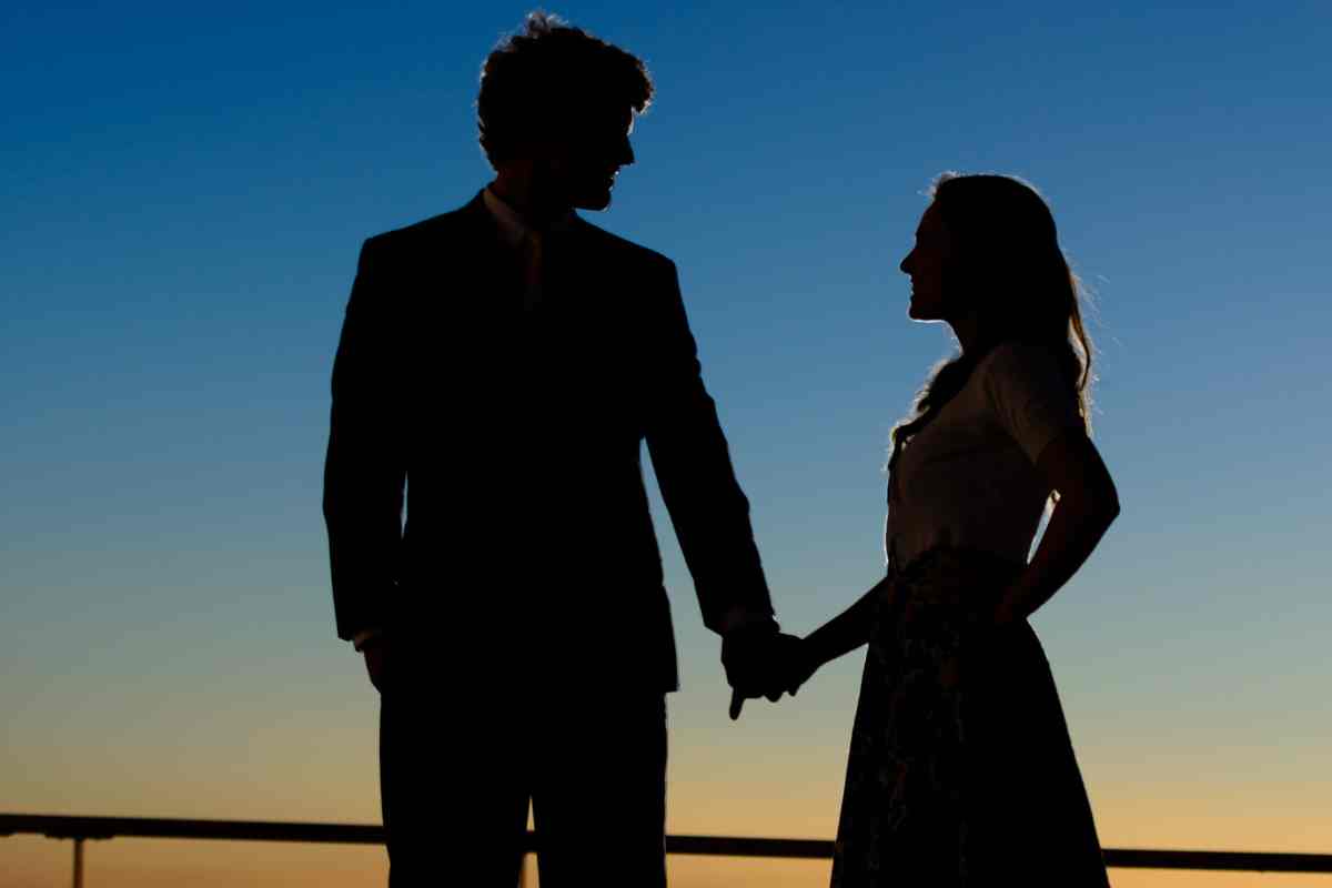 coppia in controluce al tramonto