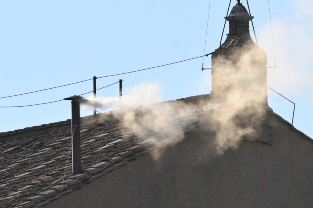 La fumata bianca dal Vaticano