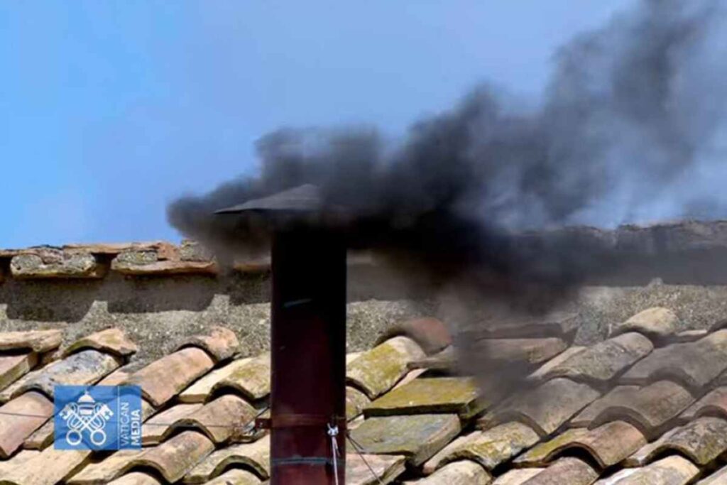 La fumata nera dalla Cappella Sistina