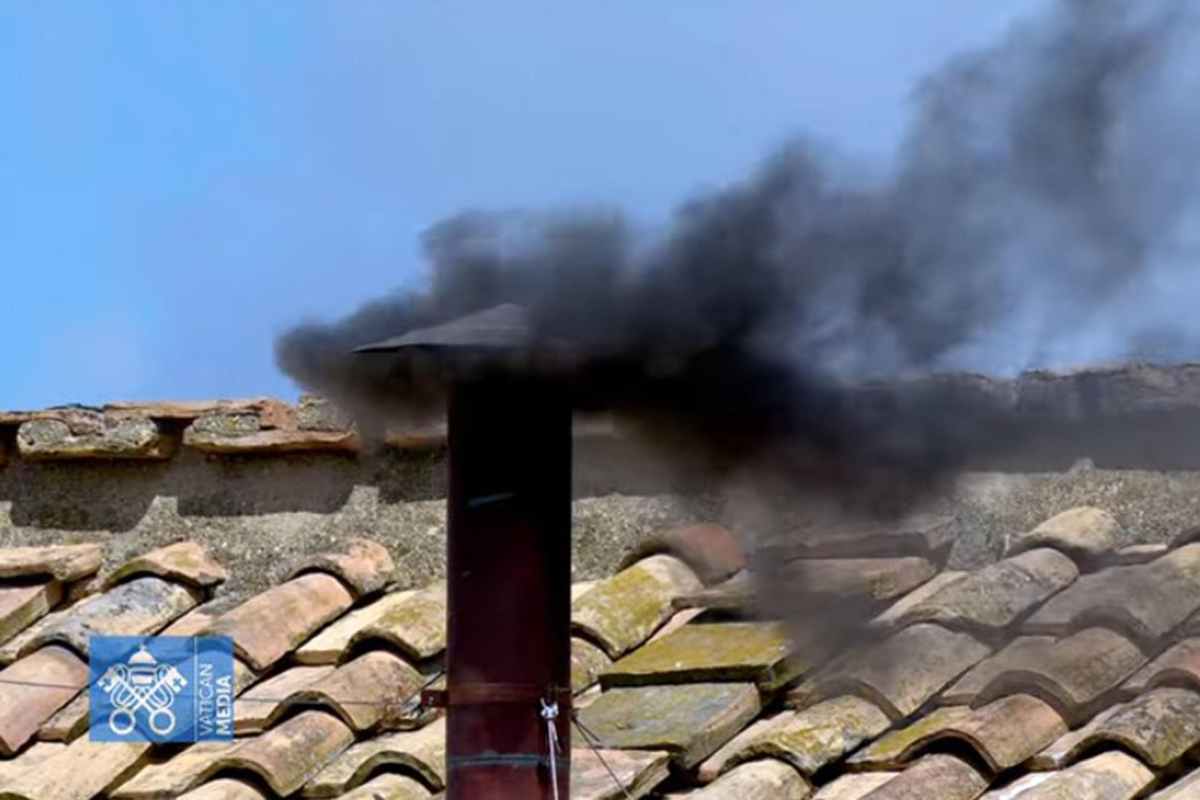 La fumata nera dalla Cappella Sistina