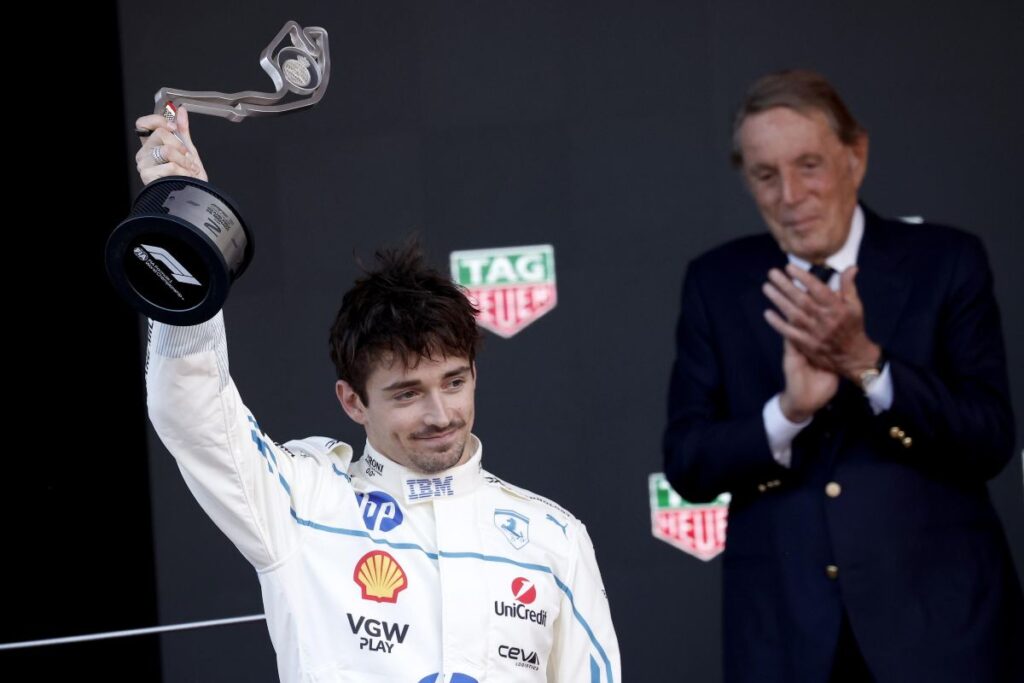 Charles Leclerc con trofeo