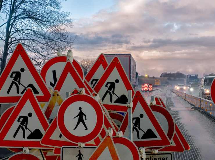 Diversi cartelli stradali