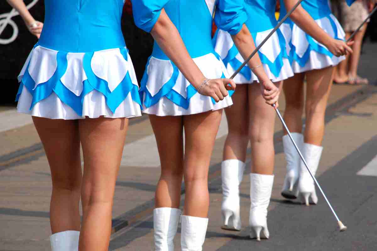 Majorettes sfilano in parata al Festival Internazionale delle Bande Musicali a Giulianova
